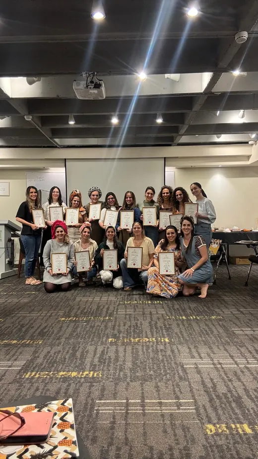 בוגרות בית הספר עם תעודות